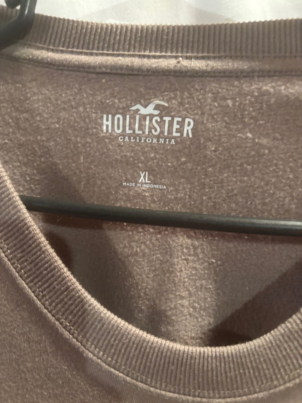 Hollister muted taupe crewneck sweatshirt with white logo - Picture 3 of 5